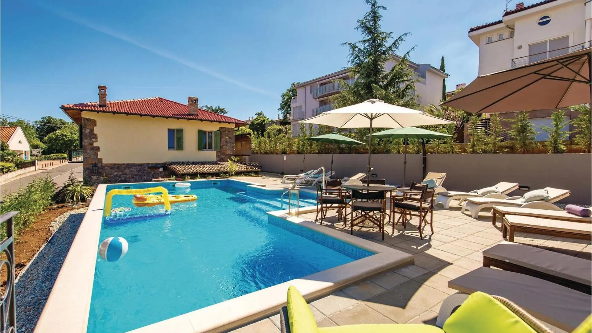 Amazing Home In Icici With Outdoor Swimming Pool
